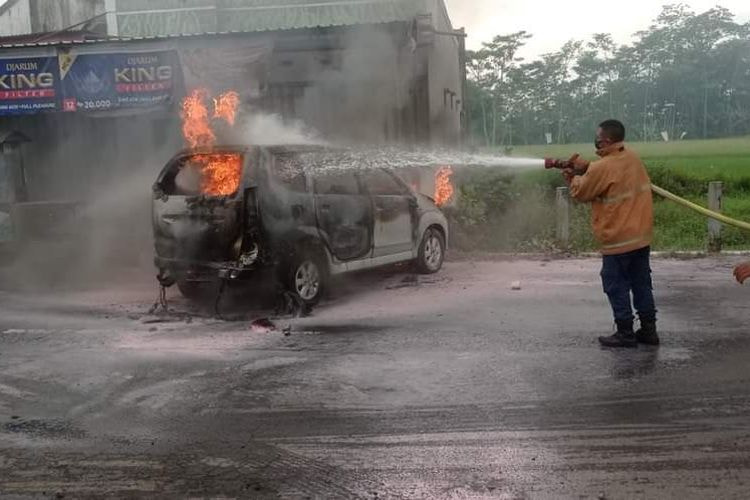 penyebab mobil terbakar