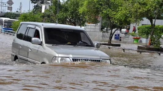 mesin mobil kemasukan air