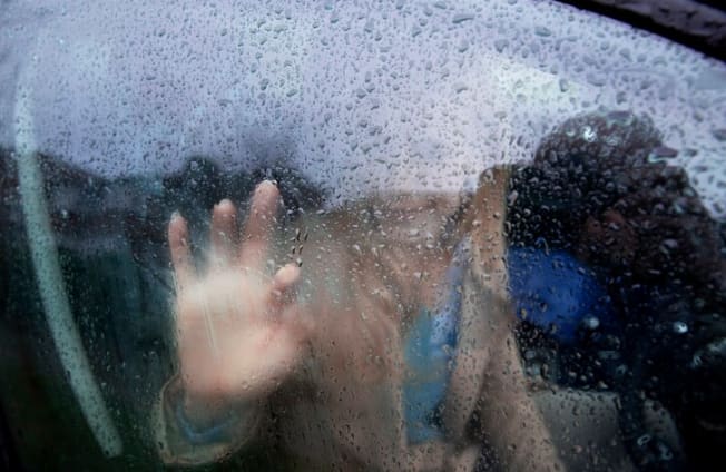 cara mengatasi kaca mobil berembun saat hujan tanpa ac
